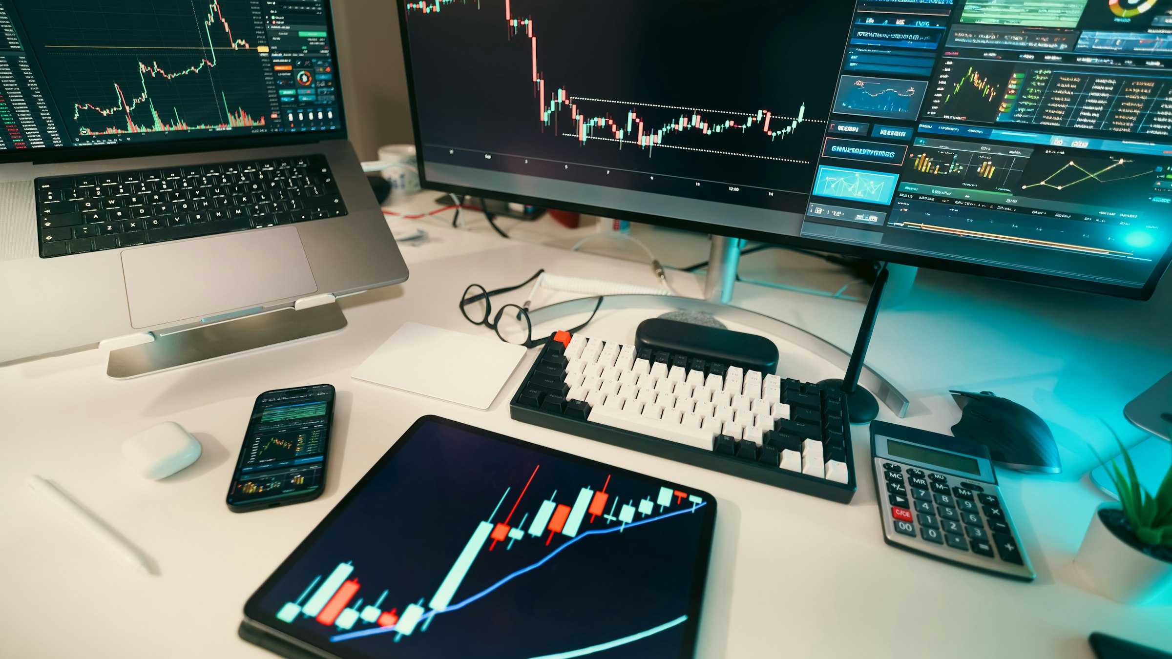 Candlestick charts on multiple screens asking do crypto trading bots work